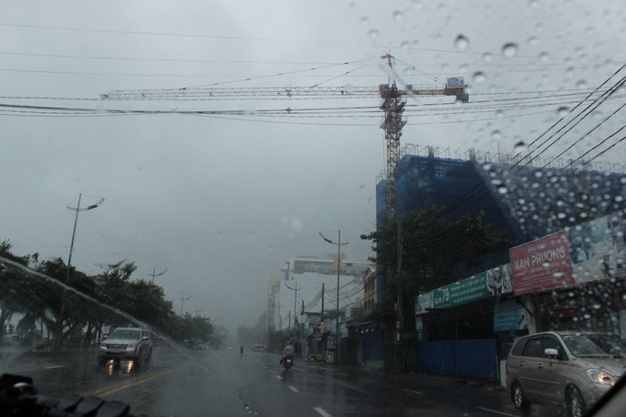 Bão đã vào Bà Rịa - Vũng Tàu, mưa rất to, cây ngã đổ, tàu chìm - Ảnh 7.