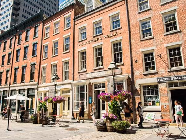  Căn nhà nằm trong khu phố có phong cách kiến trúc đẹp mắt, sang trọng 