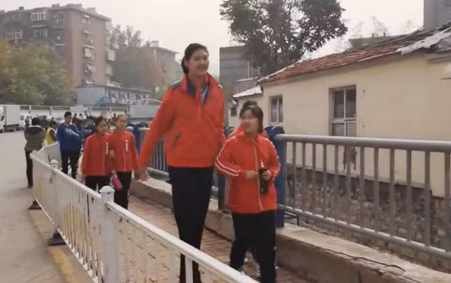 Thật khó để tin Zhang mới chỉ là học sinh lớp sáu khi cô bé 11 tuổi cao tới 6 feet 7 inches (2,1 mét)