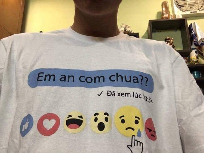 Câu nhắn tin hỏi thăm bạn gái được cho là nhạt, nay đã xuất hiện trên áo thun. Câu nhắn tin hỏi thăm bạn gái được cho là nhạt, nay đã xuất hiện trên áo thun.