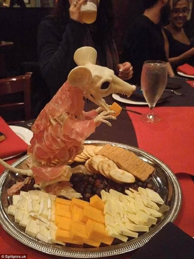 Những đĩa đựng thức ăn “sai quá sai” của các nhà hàng khiến thực khách chỉ biết câm nín - Ảnh 15.