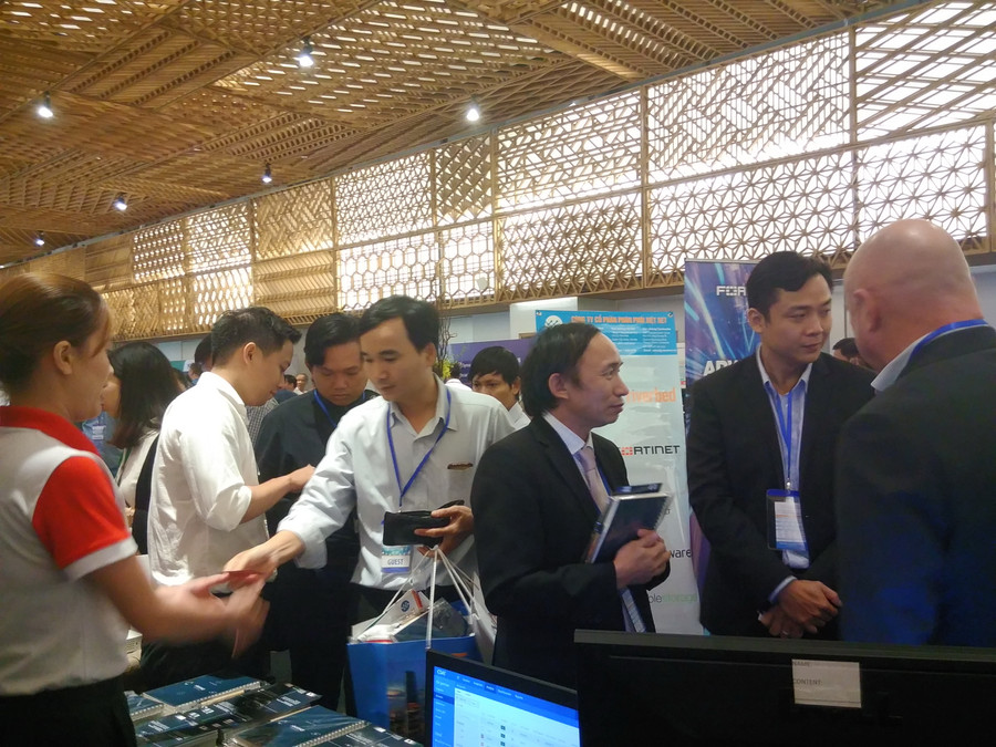 Rất đông các đại biểu tham quan các gian hàng trưng bầy, triển lãm tại sự kiện. Rất đông các đại biểu tham quan các gian hàng trưng bầy, triển lãm tại sự kiện.