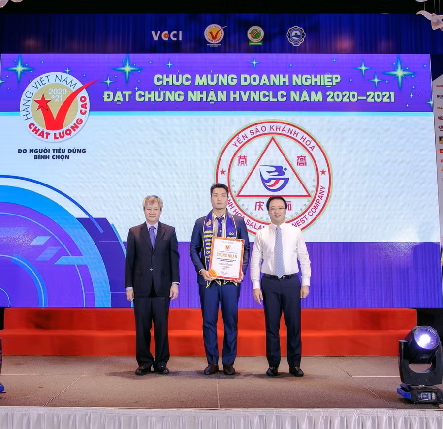 Đại diện Công ty yến sào Khánh Hòa (ở giữa) nhận danh hiệu Hàng Việt Nam chất lượng cao