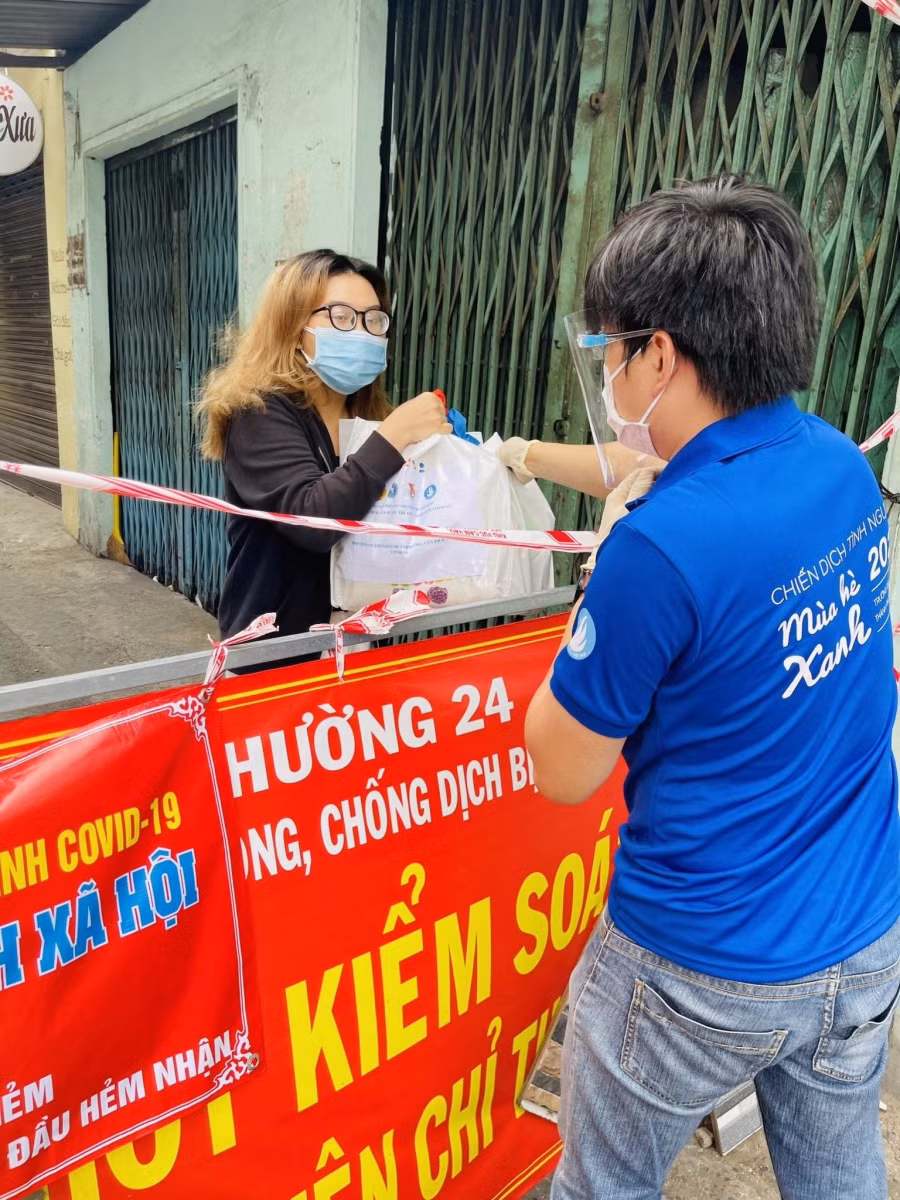 Một sinh viên nhận phần quà hỗ trợ của Nhà trường.