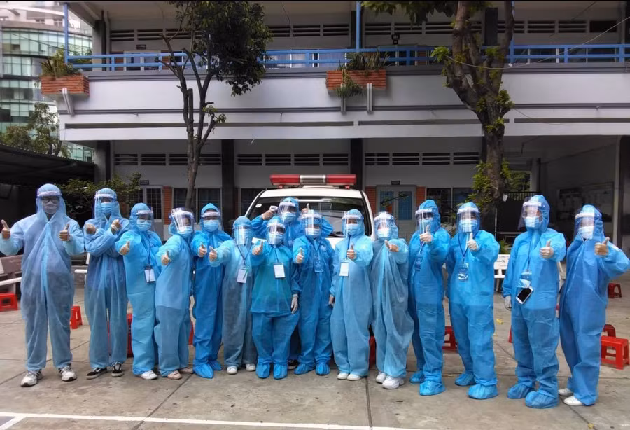 Cán bộ, giảng viên, sinh viên Nhà trường cũng không ngại khó, nguy hiểm để sẵn sàng tình nguyện vào tâm dịch hỗ trợ TP chống dịch.