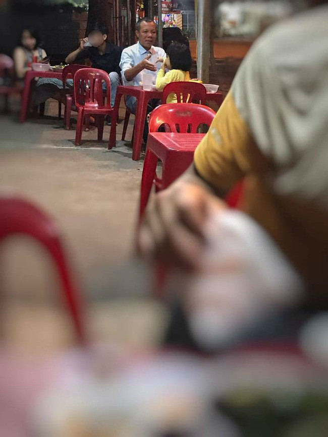 Rơi nước mắt câu chuyện của bố cùng con gái rượu 4 tuổi ảnh 1 Tấm ảnh chụp bố và con gái cùng dòng tâm sự nhận được nhiều sự yêu thích. Ảnh: Facebook