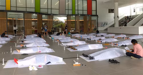 “Tang lễ” tại Trường Khoa học Xã hội và Nhân văn, Đại học Công nghệ Nanyang ngày 19/9. Ảnh:&nbsp;Mothership