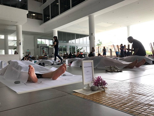 Lạ lùng sinh viên Singapore đắp vải khâm liệm để học về cái chết ảnh 2 Mỗi sinh viên có bia mộ riêng. Ảnh: Mothership
