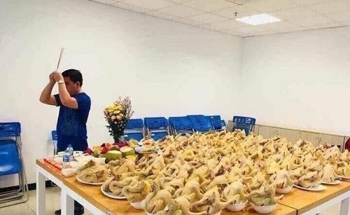 Anh rất ít khi cúng gà.