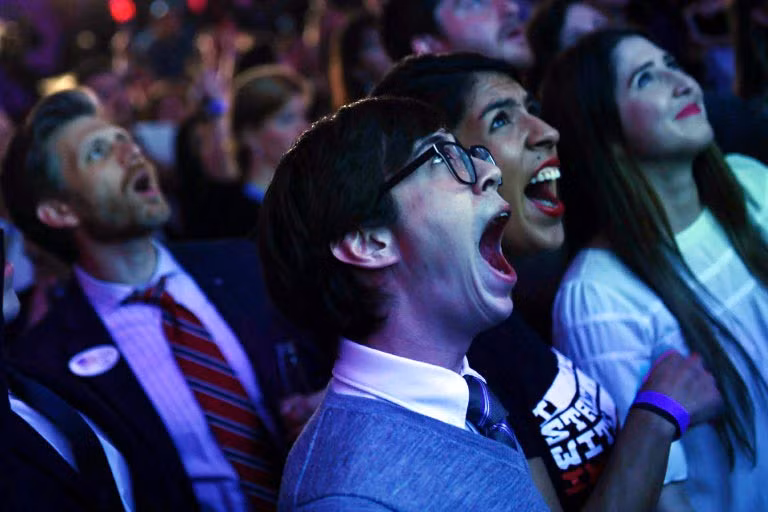 Người ủng hộ đảng Dân chủ cổ vũ khi các kết quả đến trong một cuộc bầu cử giữa kỳ vào Quốc hội của đảng ở Washington