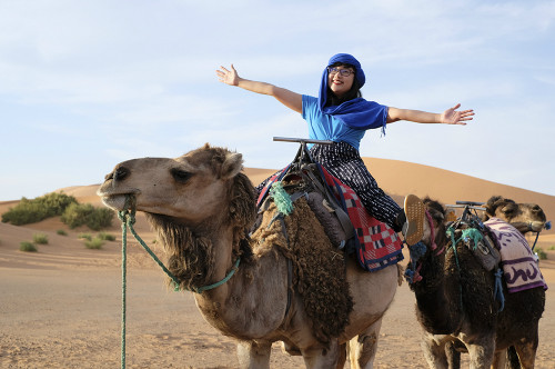 Chị Nguyệt Minh trải nghiệm cưỡi lạc đà ở Morocco. Ảnh: NVCC