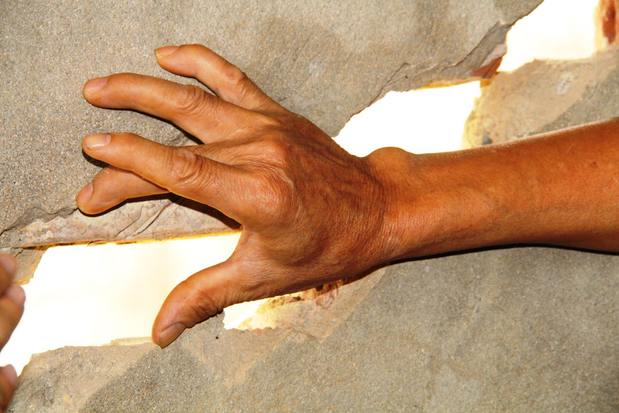 Vết nứt lớn trên tường nhà dân ở thôn Liên Cơ 1, xã Nguyệt Ấn