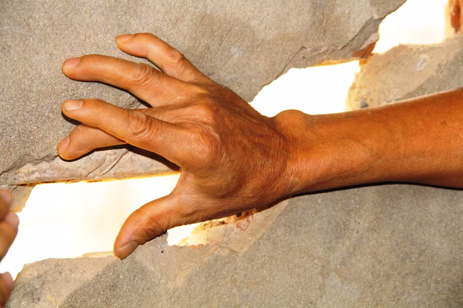 Vết nứt lớn trên tường nhà dân ở thôn Liên Cơ 1, xã Nguyệt Ấn