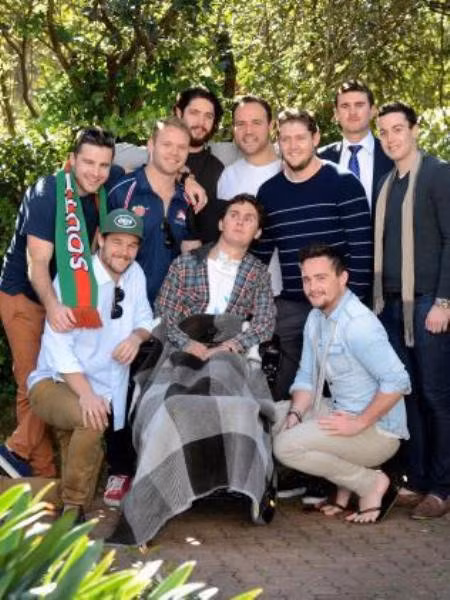 Sam được vây quanh bởi các bạn bè của mình