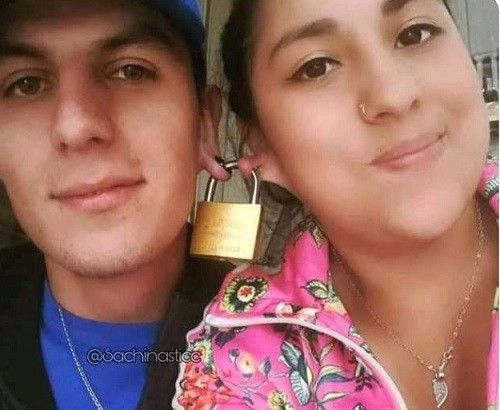 Bông tai giúp tình thêm bền chặt.