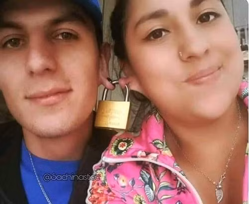 Bông tai giúp tình thêm bền chặt.