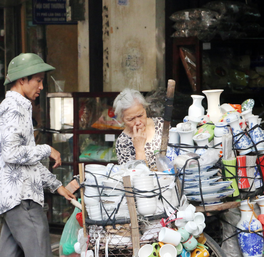 Xe gốm bán rong trên ngõ ngách phố cổ Xe gốm bán rong trên ngõ ngách phố cổ