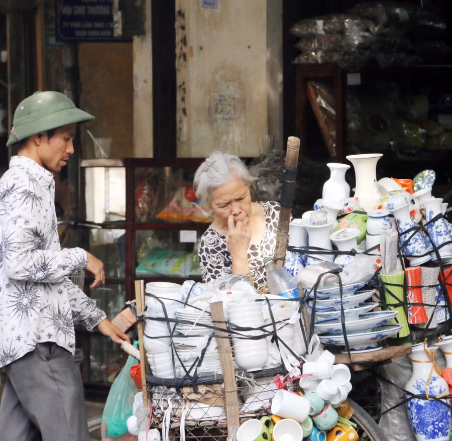 Xe gốm bán rong trên ngõ ngách phố cổ