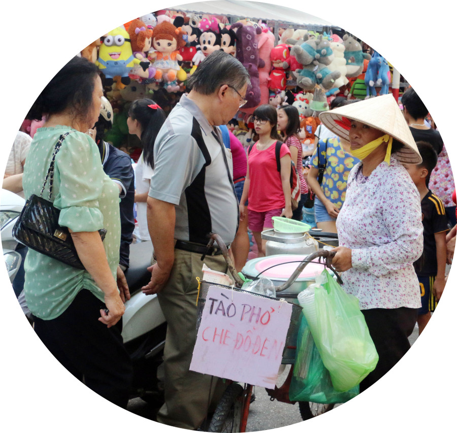 Những hàng đồ ăn “chơi” nườm nượp trên phố Những hàng đồ ăn “chơi” nườm nượp trên phố