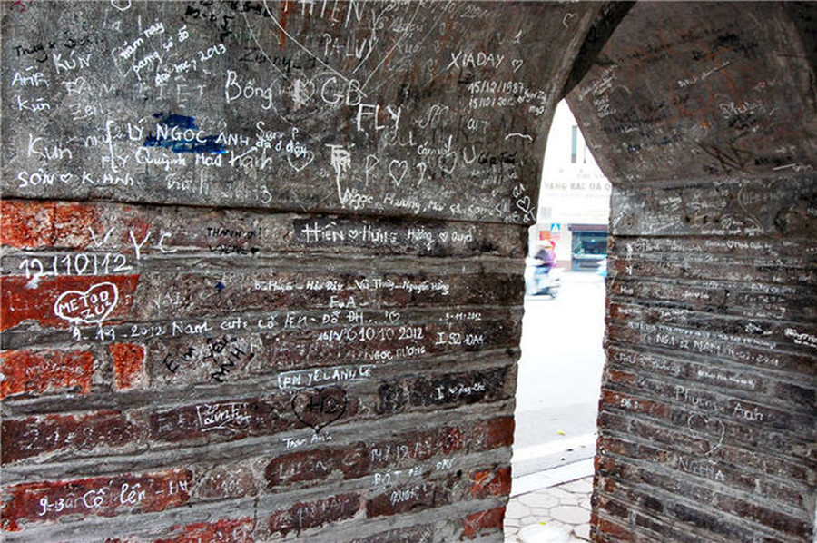 Tháp Hòa Phong bên Hồ Gươm cũng chi chít những dòng chữ và hình vẽ bậy Tháp Hòa Phong bên Hồ Gươm cũng chi chít những dòng chữ và hình vẽ bậy