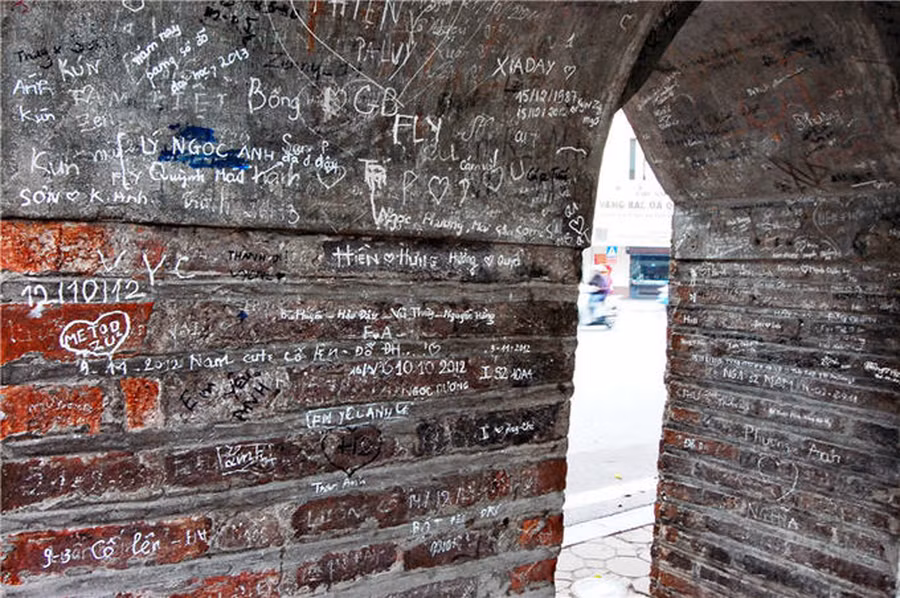 Tháp Hòa Phong bên Hồ Gươm cũng chi chít những dòng chữ và hình vẽ bậy