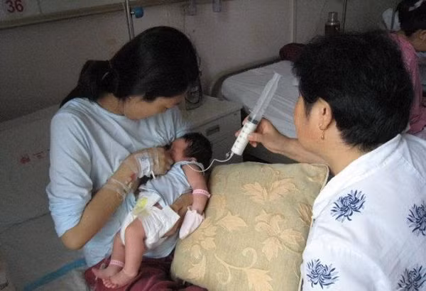 Bà mẹ 28 tuổi bị vỡ túi độn ngực khi cho con bú.