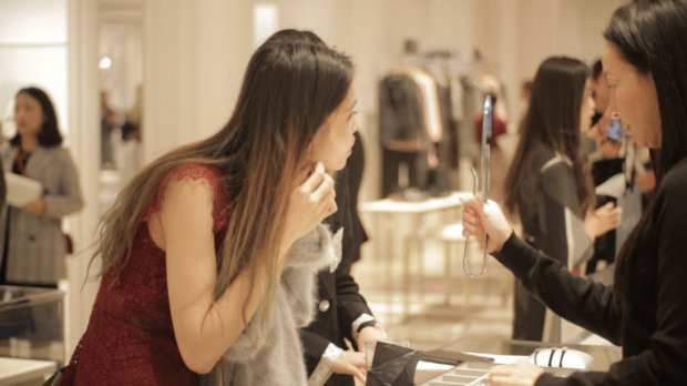 Một nữ sinh viên đang thử đôi hoa tai của Dior Hé lộ những chuyến mua sắm đặc biệt của du học sinh Trung Quốc tại Mỹ