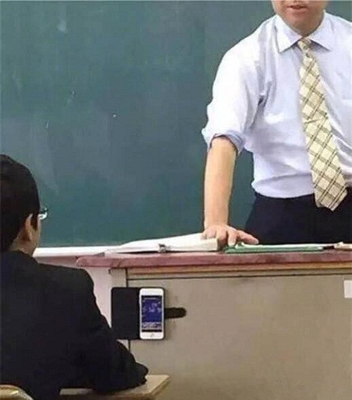 "Sắc đẹp ngàn cân" ngồi mô tô khiến Facebook phát sốt ảnh 4 Nơi nguy hiểm nhất là nơi an toàn nhất.