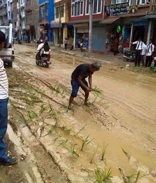 "Sắc đẹp ngàn cân" ngồi mô tô khiến Facebook phát sốt ảnh 2 Tác dụng của đường bùn lầy.