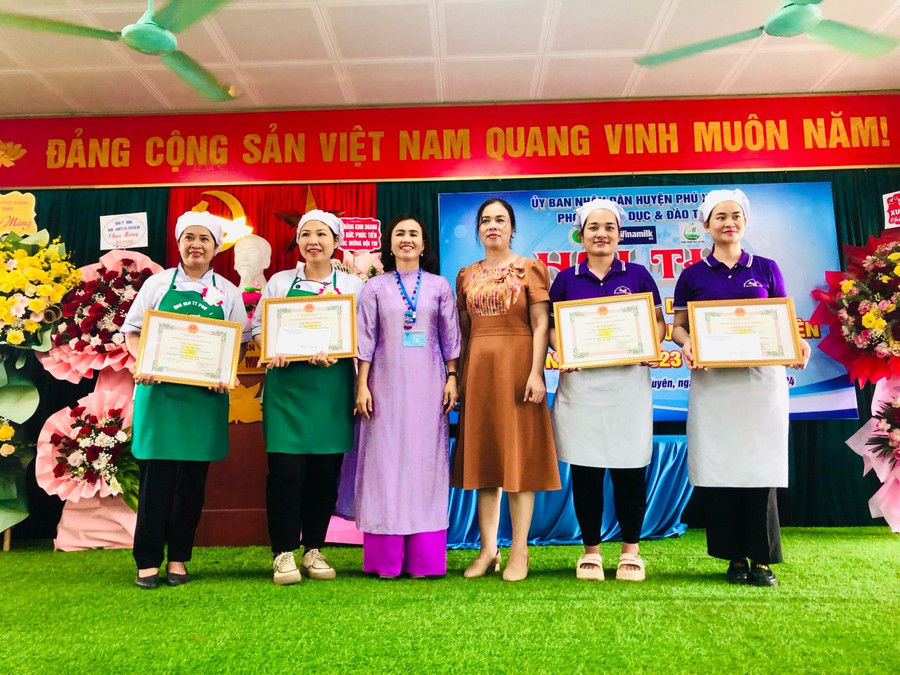 Kết quả, Ban tổ chức đã trao giải Nhất cho 2 đội thi đến từ Trường Mầm non Thị trấn Phú Xuyên và Trường Mầm non Thị trấn Phú Minh. Kết quả, Ban tổ chức đã trao giải Nhất cho 2 đội thi đến từ Trường Mầm non Thị trấn Phú Xuyên và Trường Mầm non Thị trấn Phú Minh.