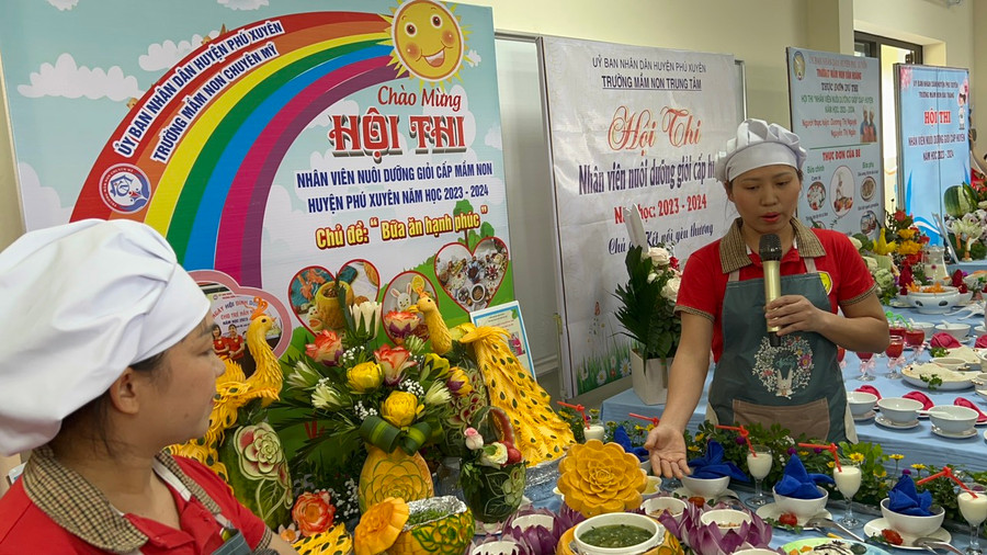 Nhân viên nuôi dưỡng Trường Mầm non Chuyên Mỹ thuyết minh về sản phẩm dự thi của mình. Nhân viên nuôi dưỡng Trường Mầm non Chuyên Mỹ thuyết minh về sản phẩm dự thi của mình.