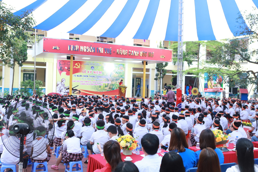 Nhà giáo Trần Thị Quyên - Hiệu trưởng nhà trường phát biểu khai mạc chương trình.