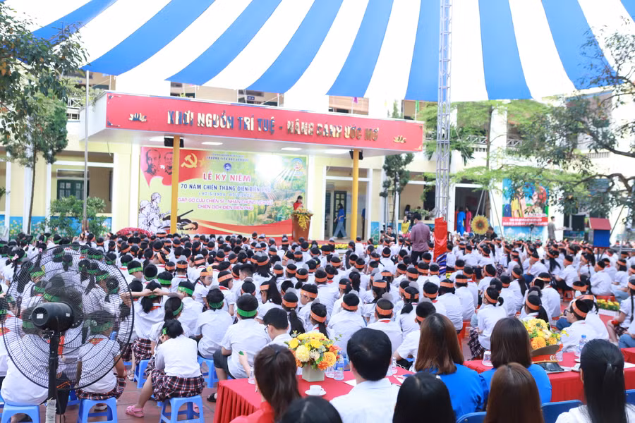 Nhà giáo Trần Thị Quyên - Hiệu trưởng nhà trường phát biểu khai mạc chương trình.