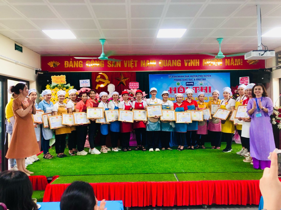 Các nhân viên nuôi dưỡng tham gia hội thi với tinh thần học hỏi, trao đổi kinh nghiệm lẫn nhau để nâng cao chuyên môn. Các nhân viên nuôi dưỡng tham gia hội thi với tinh thần học hỏi, trao đổi kinh nghiệm lẫn nhau để nâng cao chuyên môn.