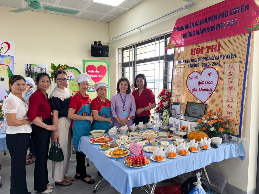 Các đại biểu tham quan gian trưng bày của Trường Mầm non Phú Túc. Các đại biểu tham quan gian trưng bày của Trường Mầm non Phú Túc.