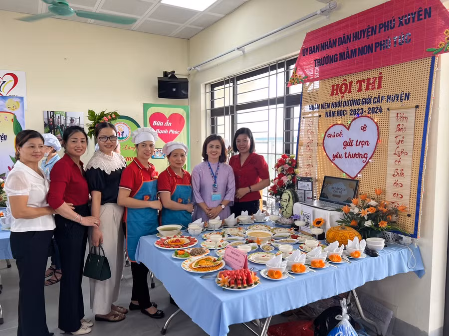 Các đại biểu tham quan gian trưng bày của Trường Mầm non Phú Túc.