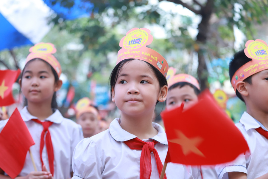 Các em học sinh chăm chú lắng nghe vị khách mời đặc biệt chia sẻ tại buổi giao lưu.