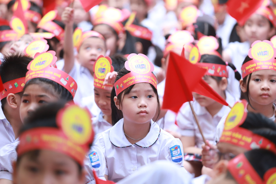 Các em học sinh chăm chú lắng nghe vị khách mời đặc biệt chia sẻ tại buổi giao lưu.