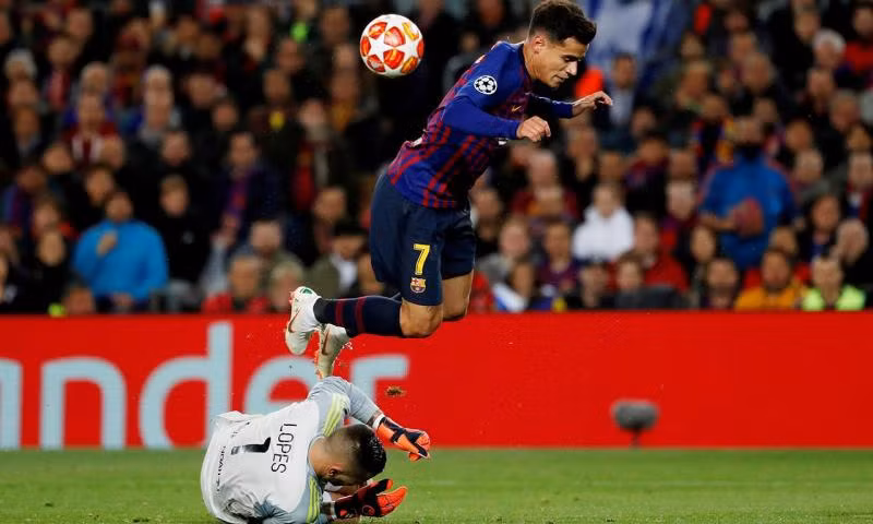 Va chạm với Coutinho, thủ môn Lyon mất trí nhớ tạm thời