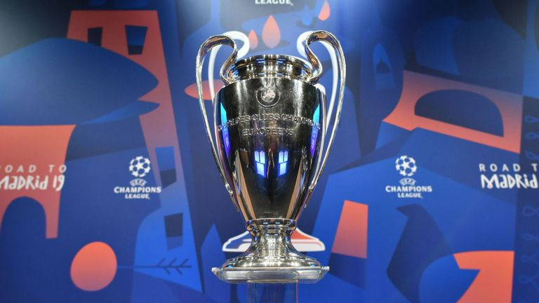 Chiếc cúp bạc danh giá Champions League.