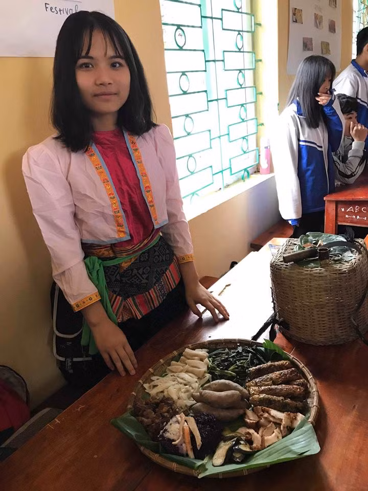 Các em học sinh lớp 10 giới thiệu về các món ăn dân tộc với thầy giáo người Mỹ trong giờ học dự án