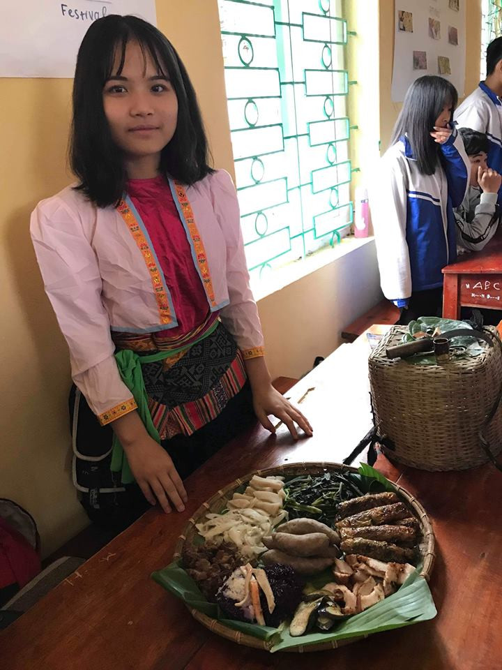 Các em học sinh lớp 10 giới thiệu về các món ăn dân tộc với thầy giáo người Mỹ trong giờ học dự án Các em học sinh lớp 10 giới thiệu về các món ăn dân tộc với thầy giáo người Mỹ trong giờ học dự án