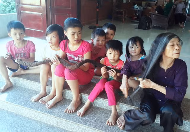 Cụ bà người Việt lên chuyện lạ báo nước ngoài vì “mái tóc rồng” dài 3 mét ảnh 4
