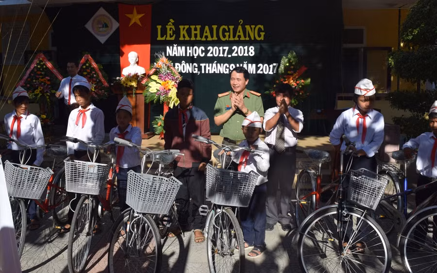 Huế: Tặng xe đạp cho học sinh nghèo