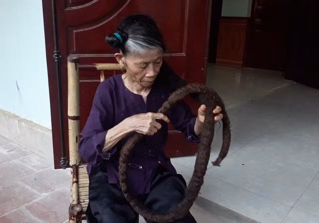 Cụ bà người Việt lên chuyện lạ báo nước ngoài vì “mái tóc rồng” dài 3 mét ảnh 1