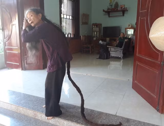 Cụ bà người Việt lên chuyện lạ báo nước ngoài vì “mái tóc rồng” dài 3 mét 