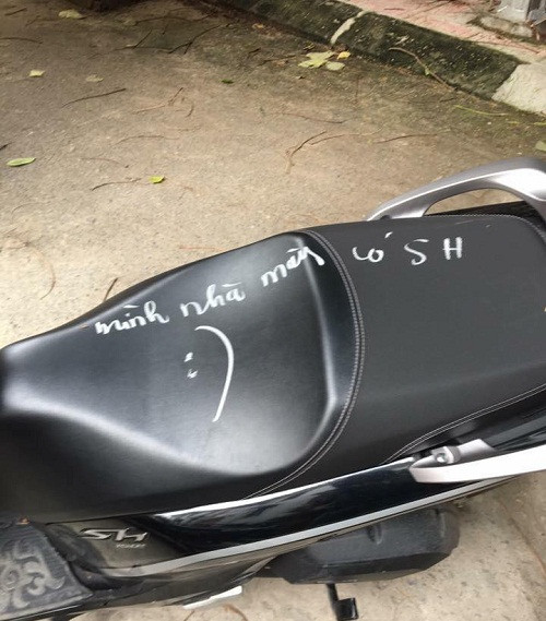 Cảnh báo đỗ xe chắn lối ra vào. Cảnh báo đỗ xe chắn lối ra vào.