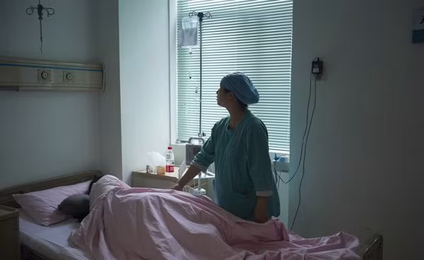 Sau khi sắp xếp cho sản phụ vào phòng chờ khám, các nhân viên y tế đã hoàn toàn quên mất cô. (Ảnh minh họa).