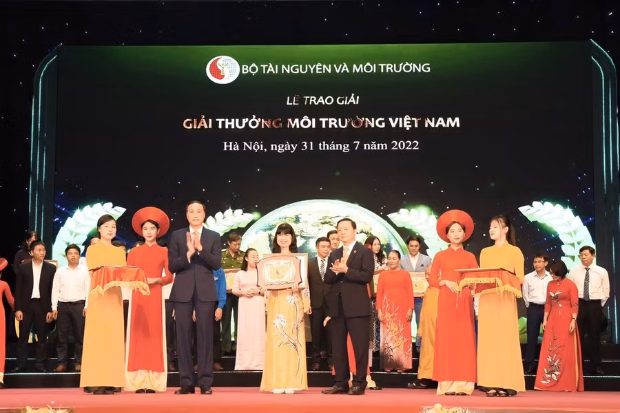 Cô Trần Thị Lan Dung là một trong số tác giả được dự Lễ trao giải Giải thưởng Môi trường Việt Nam do Bộ Tài nguyên và Môi trường tổ chức tháng 7/2022 tại Hà Nội.