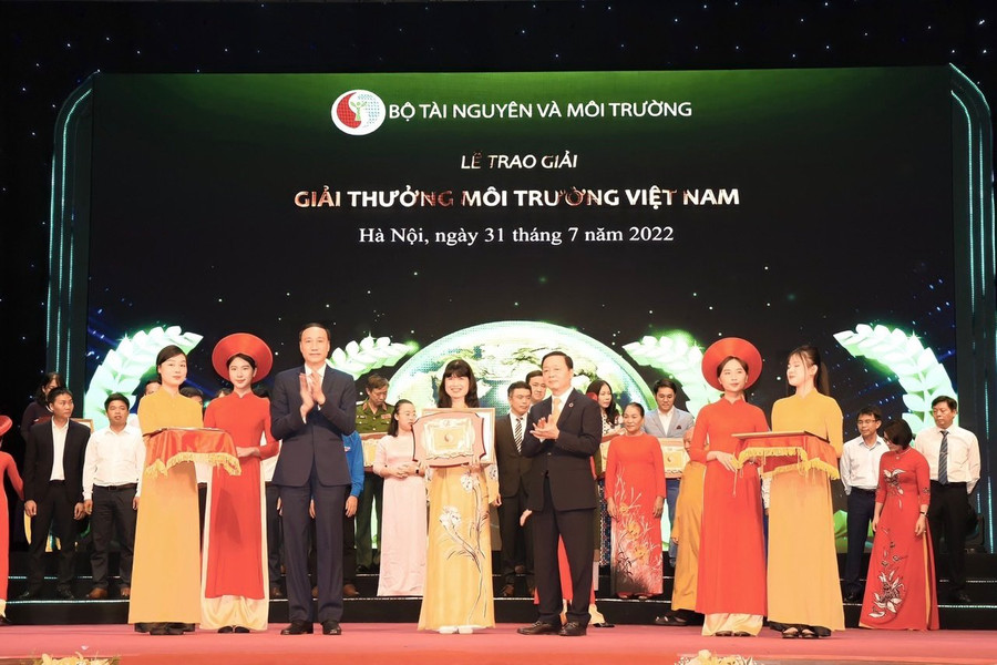 Cô Trần Thị Lan Dung là một trong số tác giả được dự Lễ trao giải Giải thưởng Môi trường Việt Nam do Bộ Tài nguyên và Môi trường tổ chức tháng 7/2022 tại Hà Nội. Cô Trần Thị Lan Dung là một trong số tác giả được dự Lễ trao giải Giải thưởng Môi trường Việt Nam do Bộ Tài nguyên và Môi trường tổ chức tháng 7/2022 tại Hà Nội.